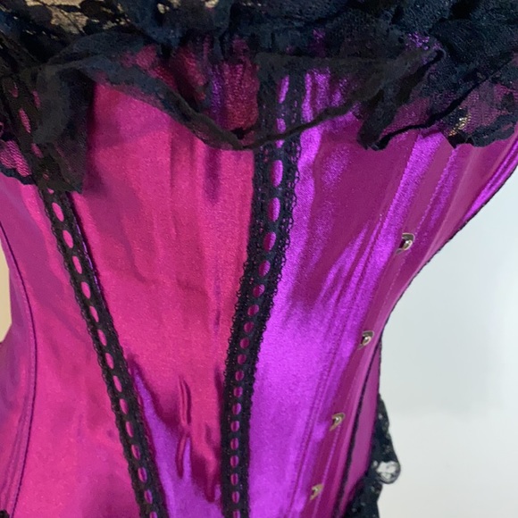 Magenta and black lace corset - Picture 5 of 7